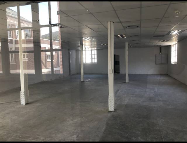 1,538M² OFFICE TO LET IN GARDENS